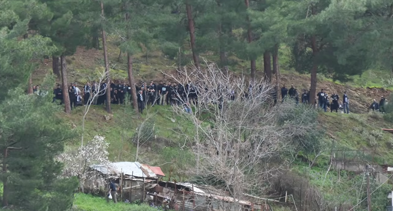 Οπαδοί του ΟΦΗ στο βουνό για να δουν το ματς με τον Λεβαδειακό / Screenshot