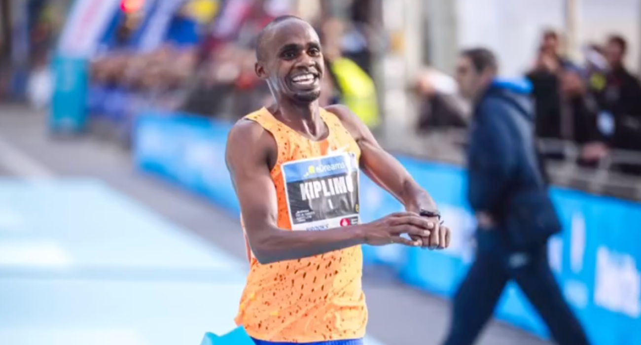 Ο Τζέικομπ Κιπλίμο στον τερματισμό του ημιμαραθωνίου της Βαρκελώνης / Screenshot
