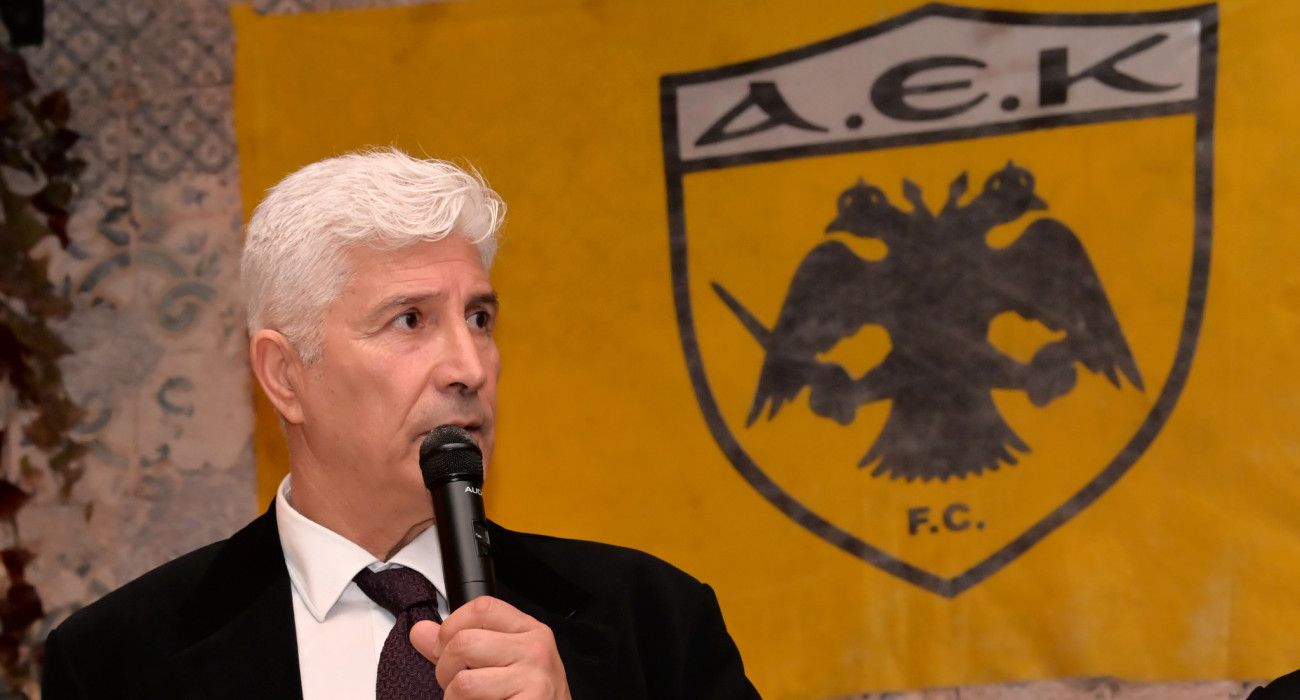 Ο Στέλιος Μανωλάς στην κοπή της πρωτοχρονιάτικης πίτας των Παλαίμαχων της ΑΕΚ / Πηγή: Intime