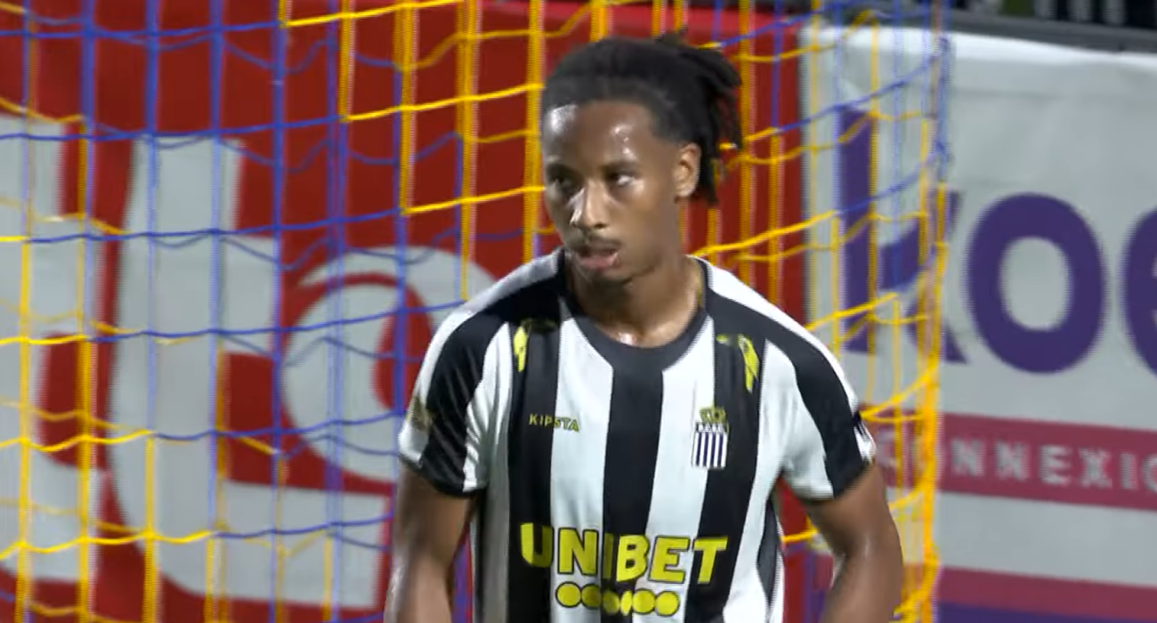 Ο Ετιέν Καμαρά με τη φανέλα της Σαρλερουά / Screenshot