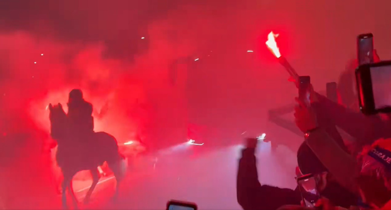 Η εντυπωσιακή υποδοχή των οπαδών της Ατλέτικο στην ομάδα και η συνοδεία αλόγων / Screenshot