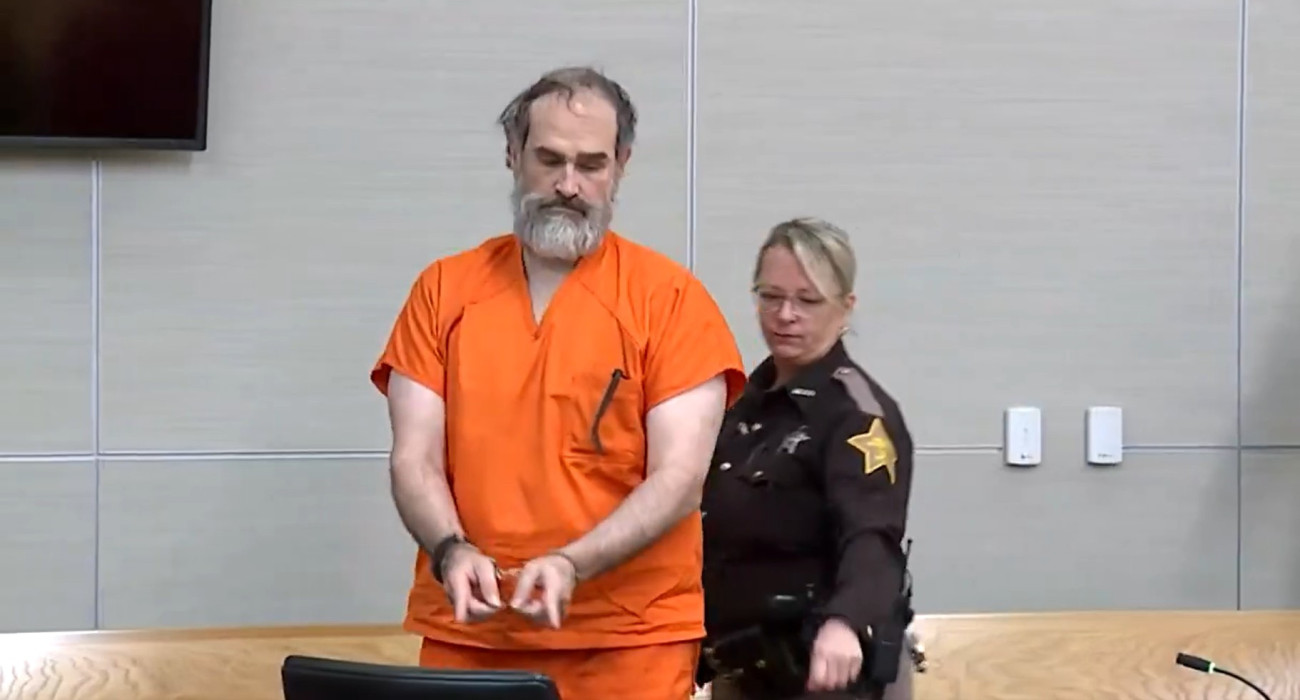 Ο άνθρωπος που παρενοχλούσε την Κέιτλιν Κλαρκ στο δικαστήριο / Screenshot