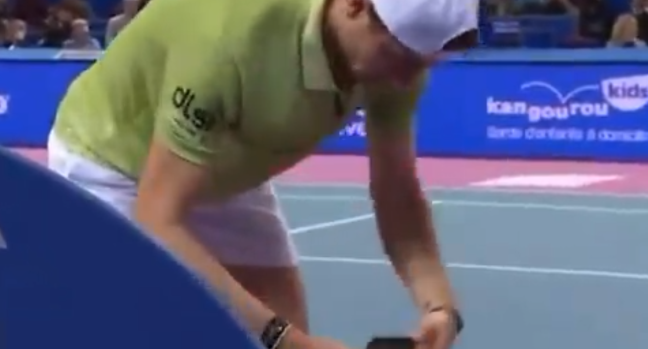 Τενίστας τσεκάρει το κινητό του κατά τη διάρκεια αγώνα / Screenshot