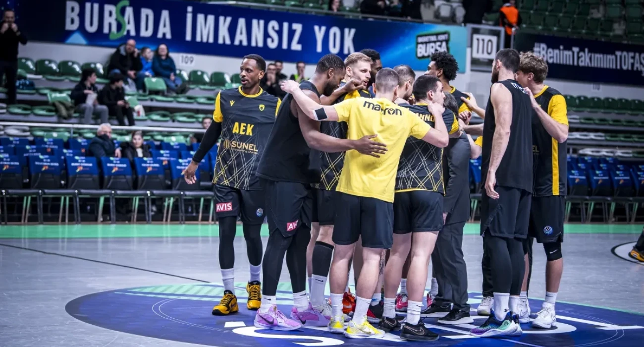 Η ΑΕΚ πανηγύρισε με τον κόσμο της το «διπλό» στην Προύσα (video)