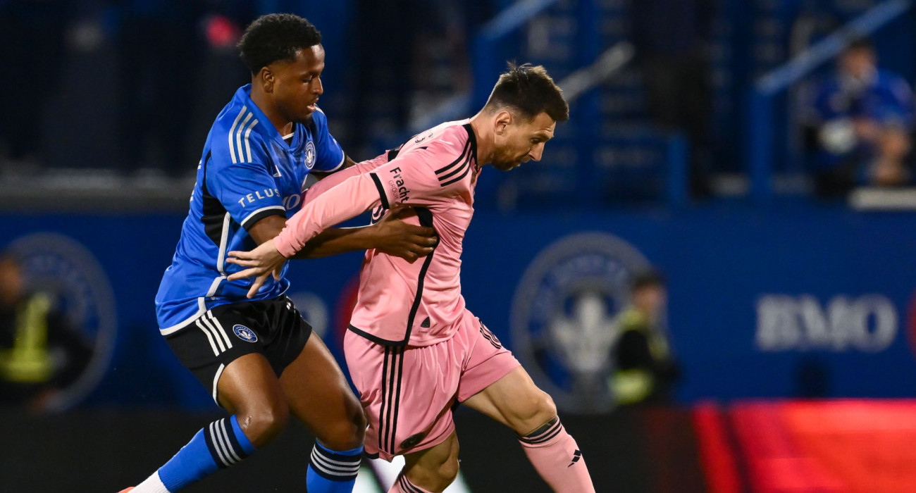 Ο Ρίντα Ζουίρ μαρκάρει τον Λιονέλ Μέσι στο παιχνίδι Μόντρεαλ - Ίντερ Μαϊάμι / Photo by Minas Panagiotakis/Getty Images