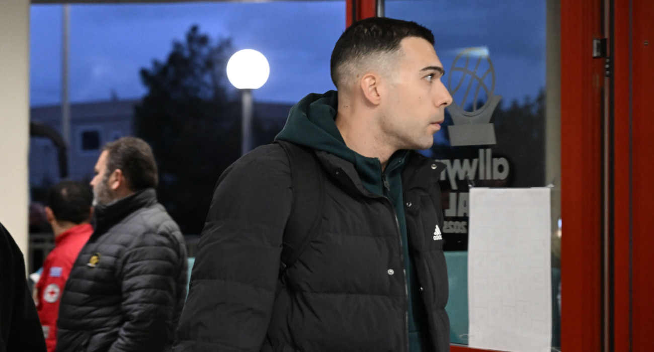 Ο Κώστας Σλούκας στην άφιξη του Παναθηναϊκού στα δύο αοράκια/Πηγή: Βαγγέλης Στόλης