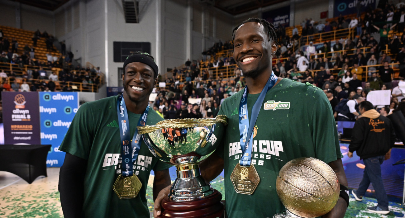 Οι Κέντρικ Ναν και Νάιτζελ Χέιζ-Ντέιβις αγκαλιά με το Κύπελλο Ελλάδας / Πηγή: Βαγγέλης Στόλης