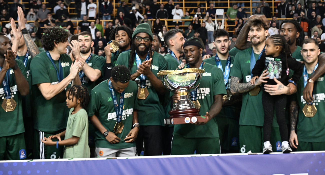 Οι παίκτες του Παναθηναϊκού με το τρόπαιο του Κυπέλλου Ελλάδας / πηγή: Vaggelis Stolis