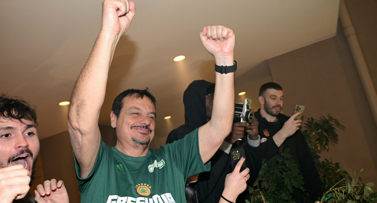 Ο Εργκίν Αταμάν με υψωμένες τις γροθιές μετά την κατάκτηση του Κυπέλλου από τον Παναθηναϊκό, Πηγή: Vaggelis Stolis