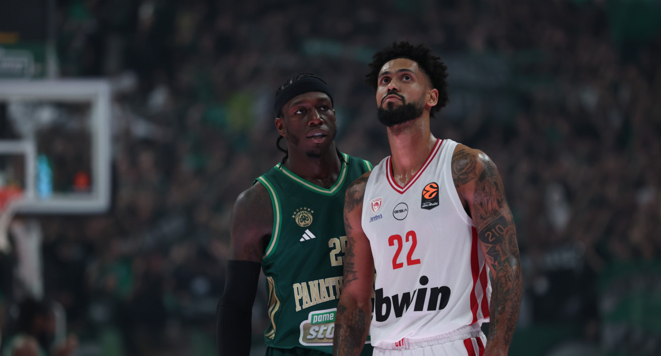 O Κέντρικ Ναν του Παναθηναϊκού... ελέγχει τον Τάιλερ Ντόρσεϊ του Ολυμπιακού / Πηγή: Eurokinissi