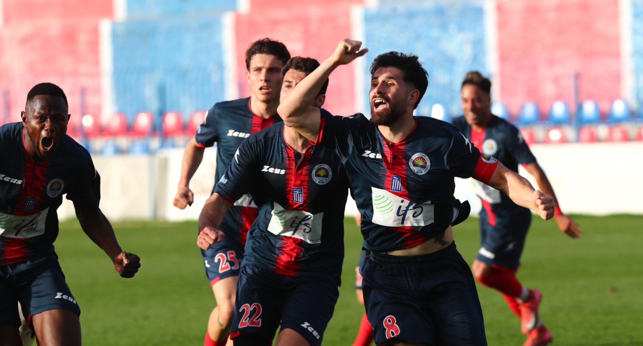 Ο Ορέστης Κρέτσι και οι συμπαίκτες του πανηγυρίζουν το γκολ της Ηλιούπολης κόντρα στον Παναργειακό / Πηγή: Intime