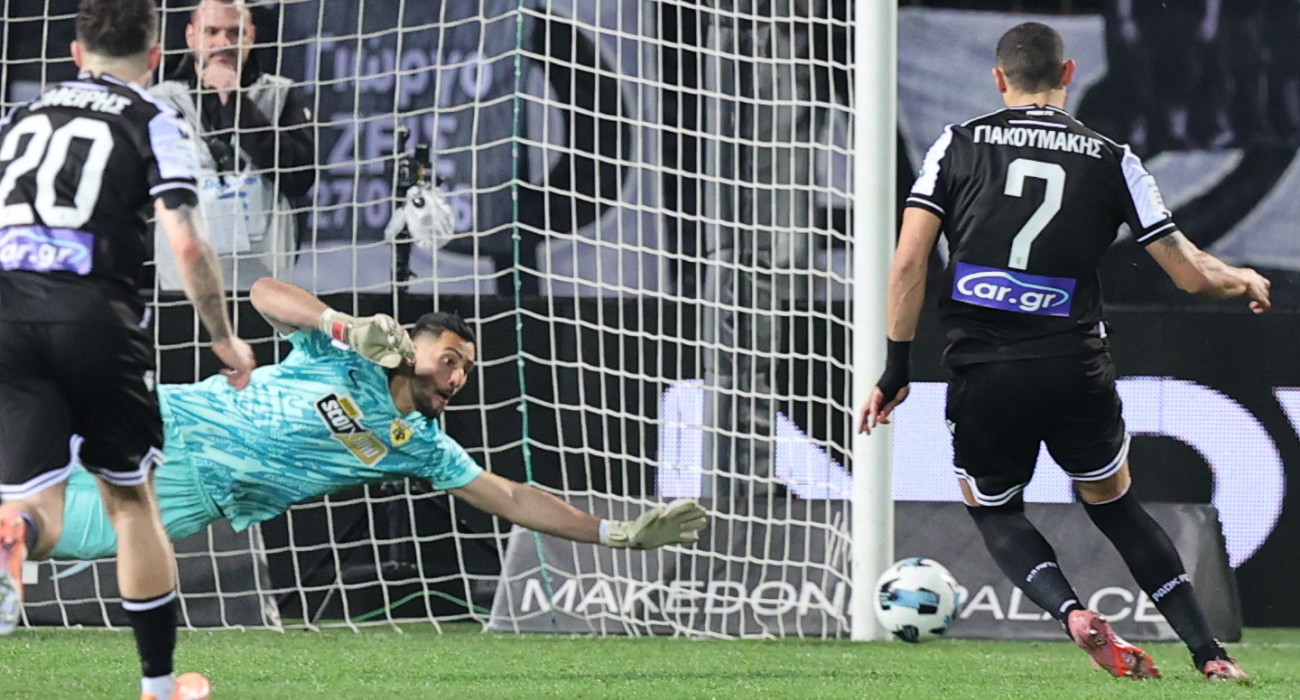 Η επέμβαση του Στρακόσια στο πέναλτι του Γιακουμάκη / Πηγή: Intime