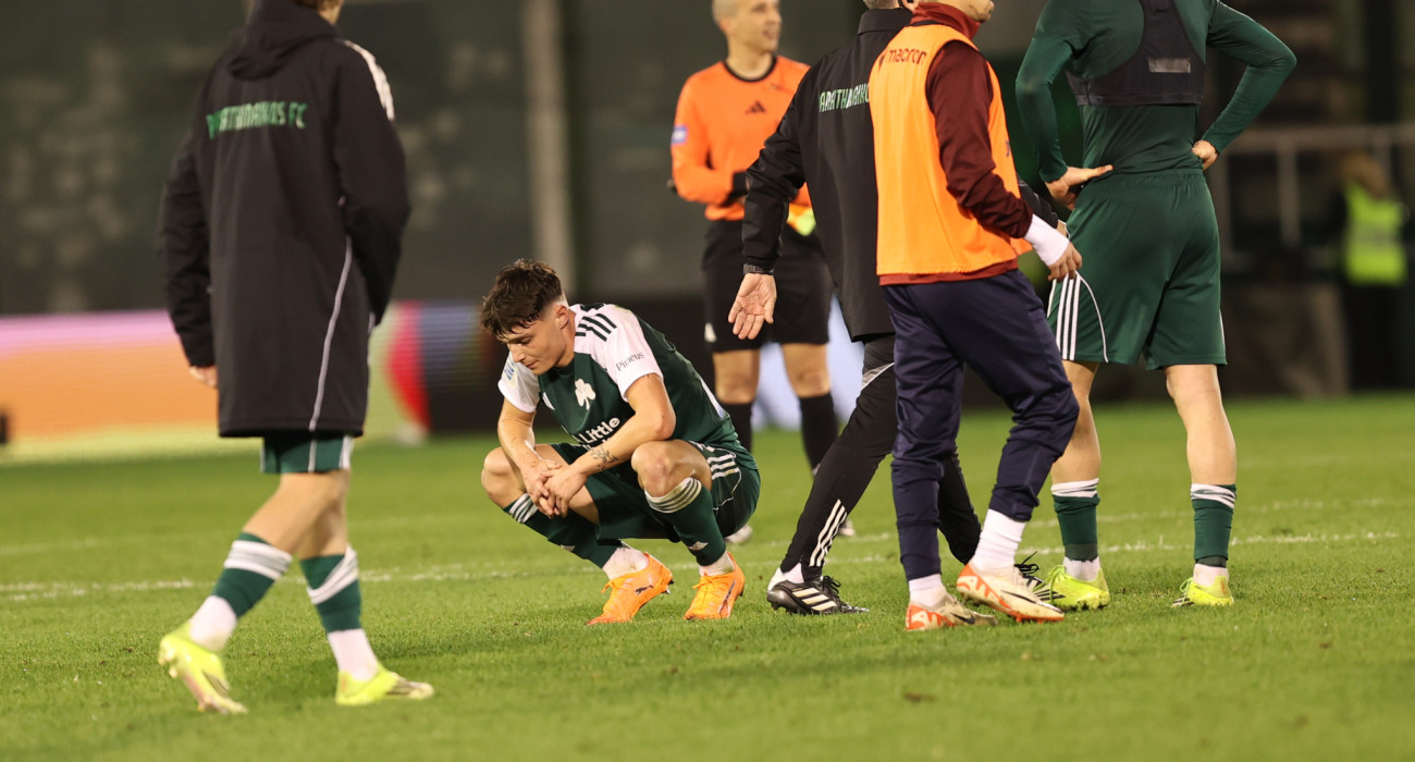 Ο Γιώργος Κάτρης απαρηγόρητος μετά την ισοπαλία του Παναθηναϊκού με την ΑΕΛ Novibet / Πηγή: InTime