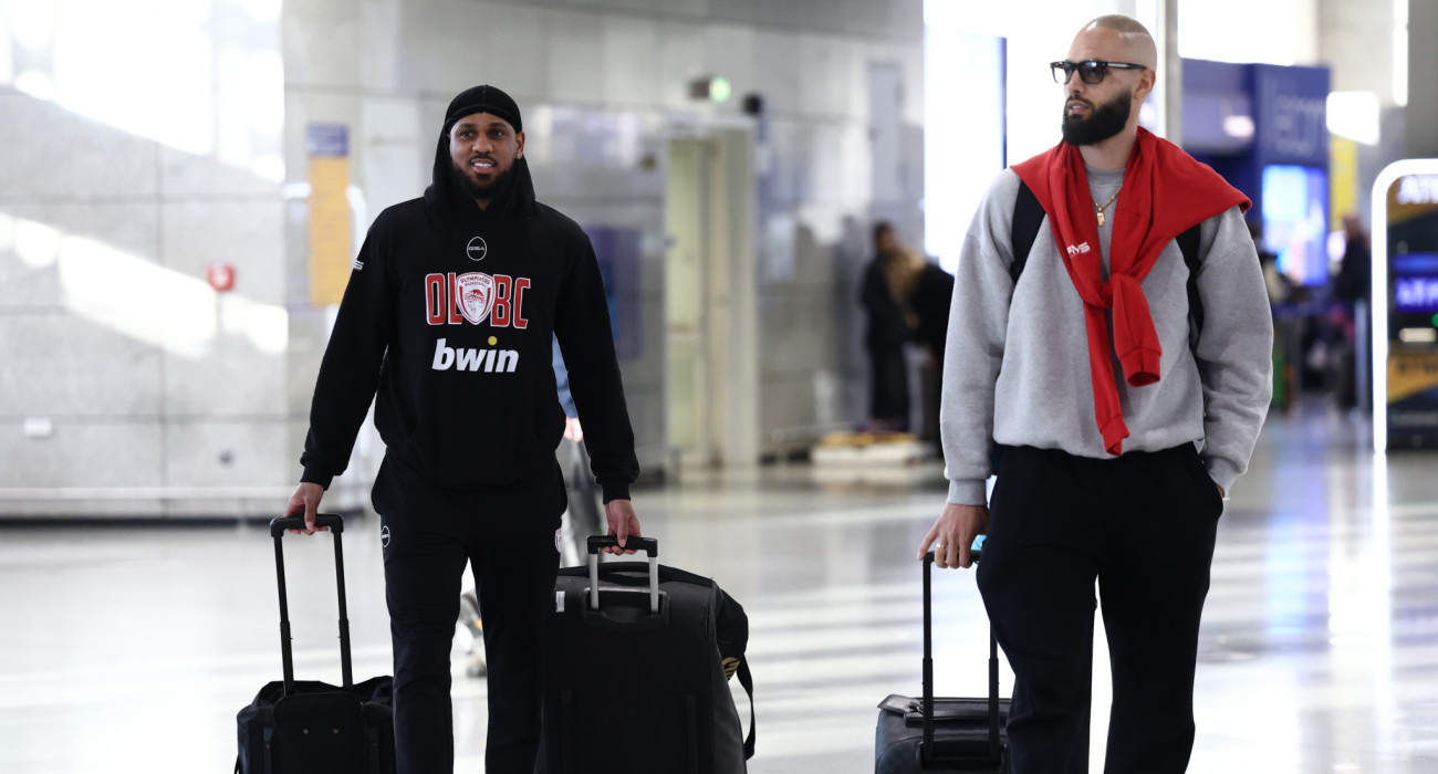 Εβάν Φουρνιέ και Κόρι Τζόζεφ κατά την αναχώρηση της αποστολής του Ολυμπιακού /  Πηγή: InTime