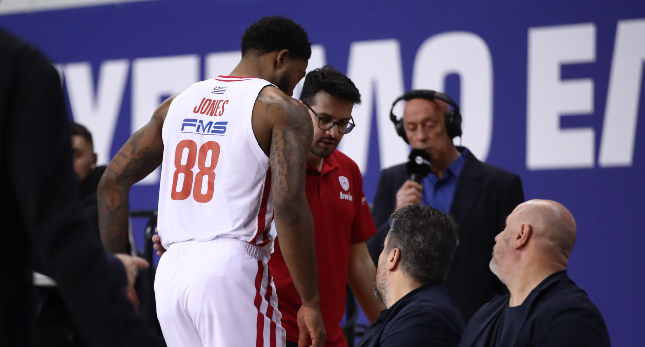 Ο Ταϊρίκ Τζόουνς αποχώρησε με θέμα τραυματισμού στον προημιτελικό του Allwyn Final 8 ανάμεσα στον Ολυμπιακό και την ΑΕΚ/Πηγή: Intime