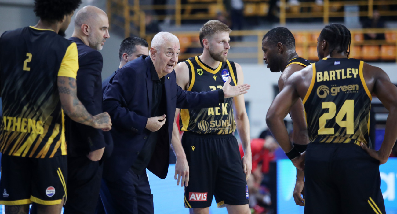 Σάκοτα και παίκτες της ΑΕΚ - Πηγή: Intime