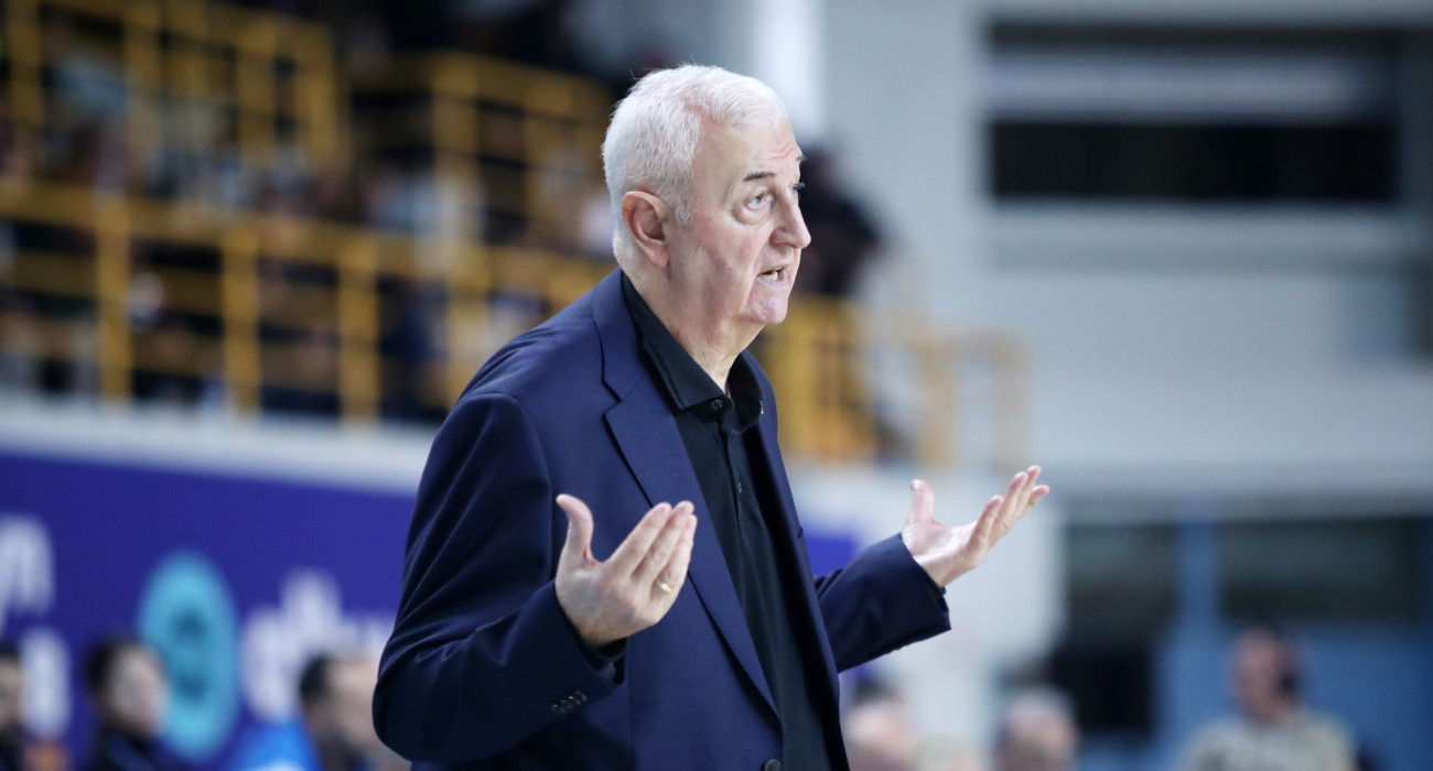 Ο προπονητής της ΑΕΚ, Ντράγκαν Σάκοτα στην αναμέτρηση απέναντι στον Ολυμπιακό / Πηγή: InTime