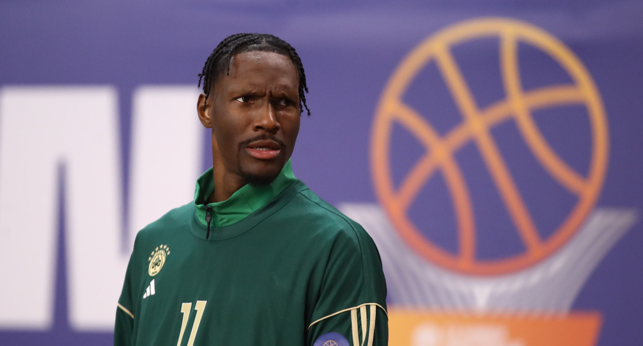 Ο Χέιζ - Ντέιβις είδε όρθιος σχεδόν όλο το πρώτο δεκάλεπτο του Παναθηναϊκός - ΠΑΟΚ/Πηγή: Intime