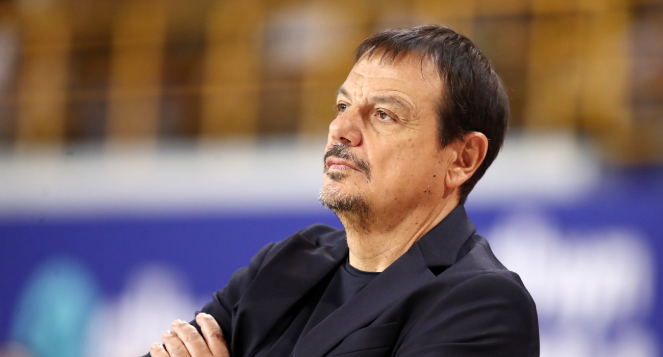 Ο Εργκίν Αταμάν στάθηκε στη συγκέντρωση που είχε η ομάδα του στο ματς με τον ΠΑΟΚ/Πηγή: Eurokinissi