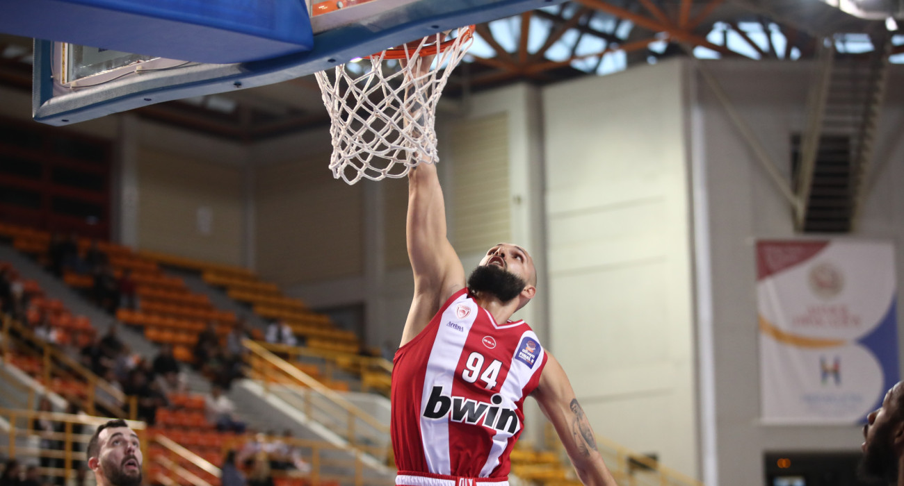 Ο Εβάν Φουνρνιέ καρφ΄ψνει με το ένα χέρι / πηγή: intime