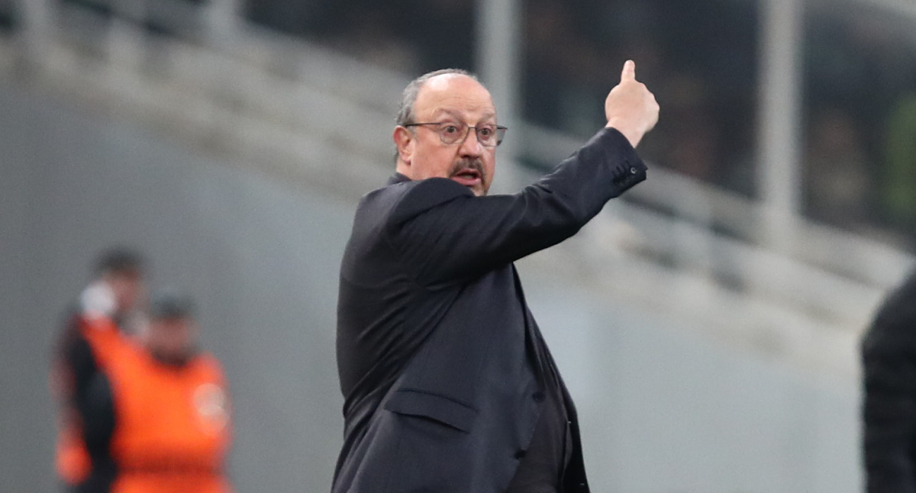 Ο Ράφα Μπενίτεθ δίνει οδηγίες / Πηγή: InTime