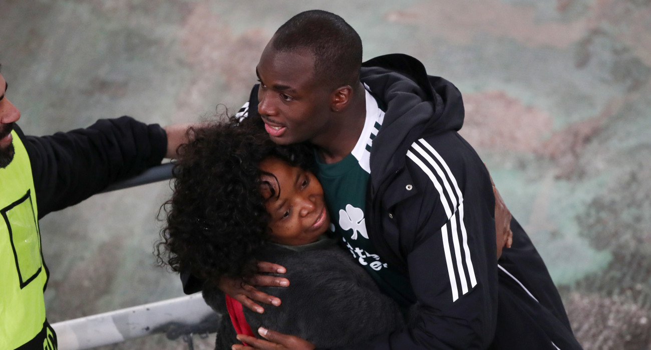 Ο Ανδρέας Τεττέη αγκαλιά με τη μητέρα του μετά το Παναθηναϊκός - Βικτόρια Πλζεν / Πηγή: Eurokinissi