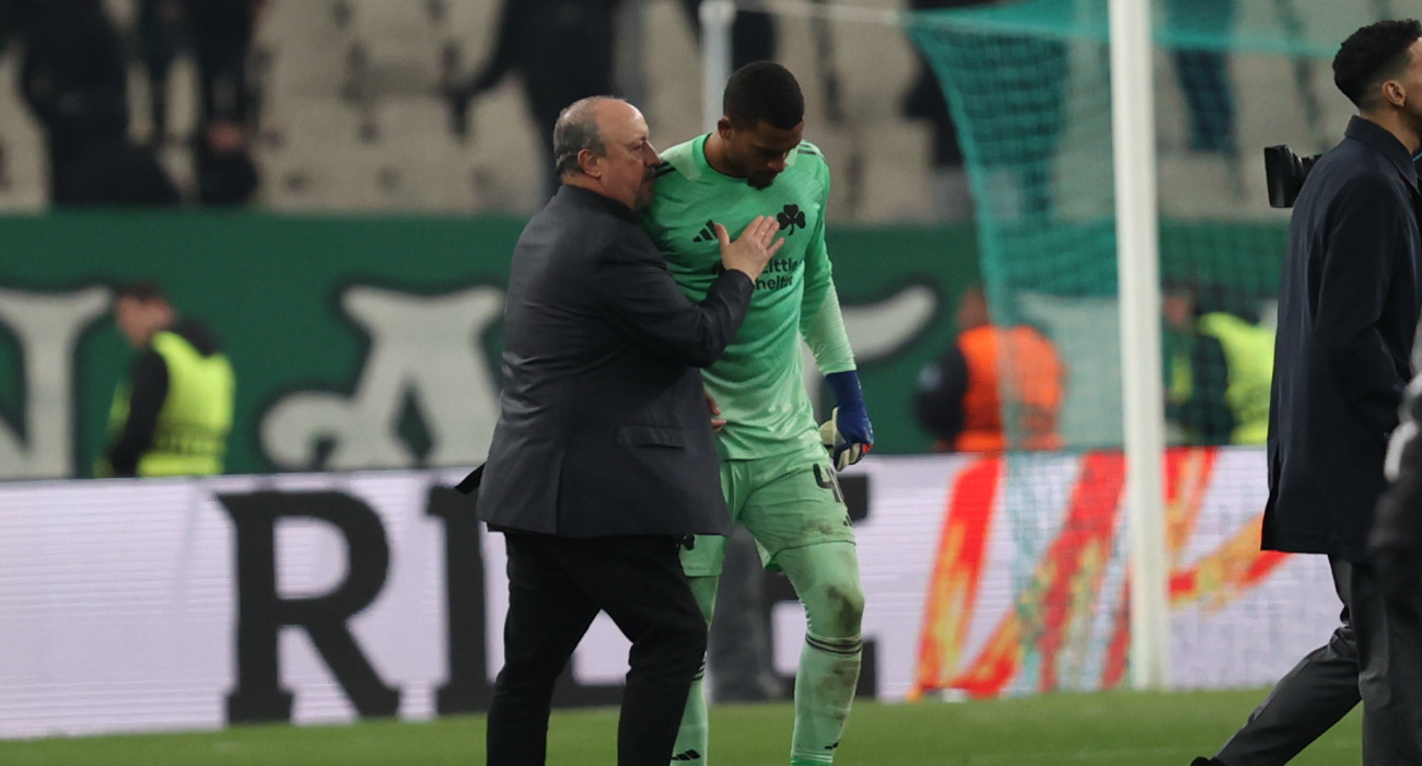 Ο Ράφα Μπενίτεθ «τα λέει» με τον Αλμπάν Λαφόν μετά το παιχνίδι του Παναθηναϊκού με την Βικτόρια Πλζεν / Πηγή: InTime