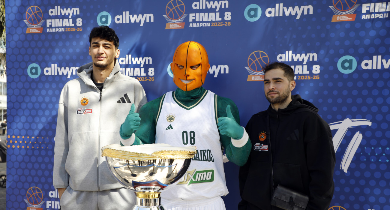 Τολιόπουλος, Σαμοντούροφ και MrGreen ακριβώς πίσω από την βαρύτιμη κούπα του Allwyn Final Eight / Πηγή: ΙΝΤΙΜΕ