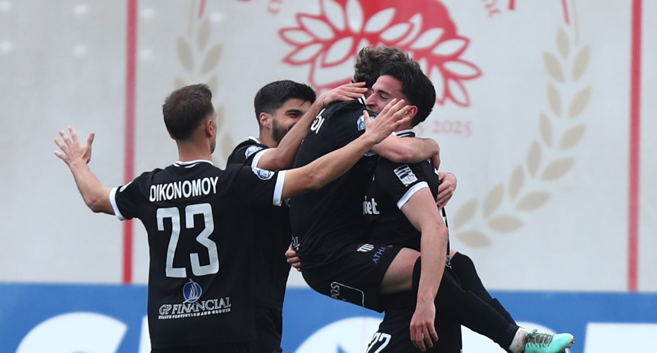 Οι ποδοσφαιριστές της Καλαμάτας πανηγυρίζουν τη νίκη στην έδρα του Ολυμπιακού Β / Πηγή: Intime