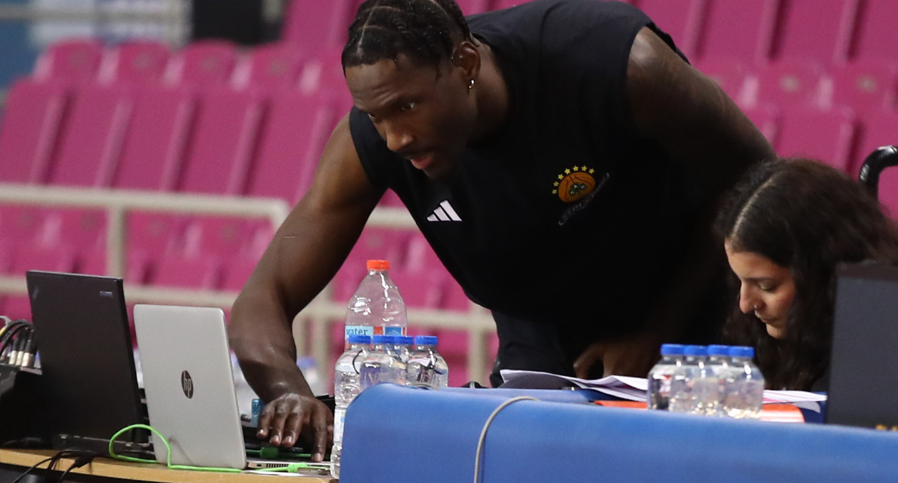 Ο Νάιτζελ Χέιζ-Ντέιβις βάζει μόνος του κλασσική μουσική, Πηγή: Intime