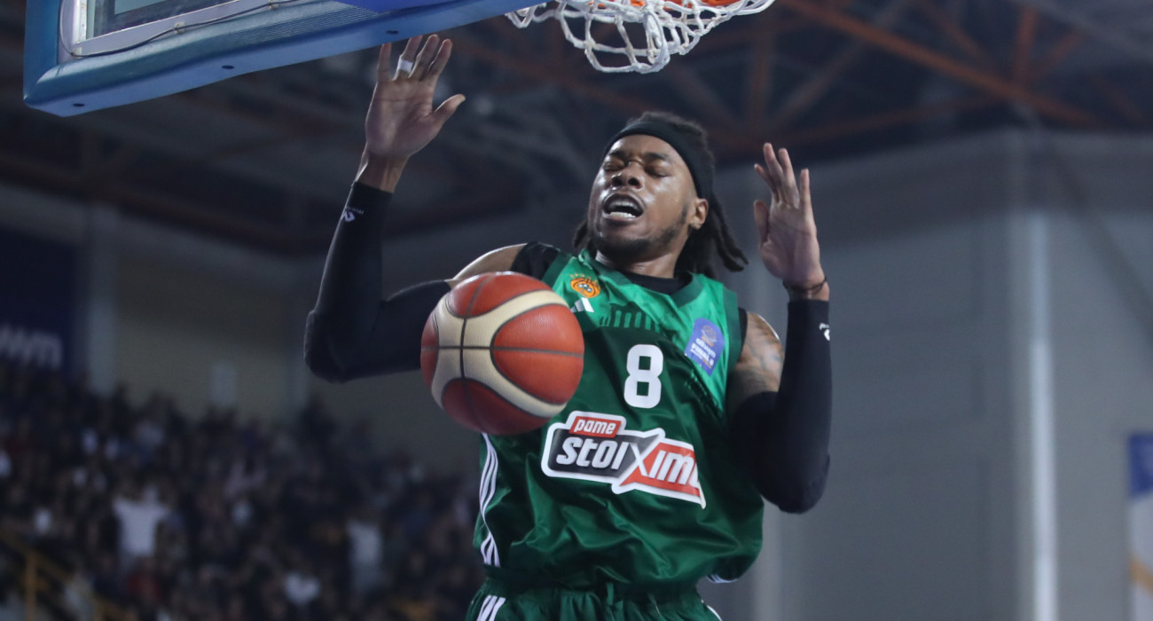 Ο Ρισόν Χολμς καρφώνει δυναμικά το καλάθι του Ολυμπιακού, Πηγή: Intime