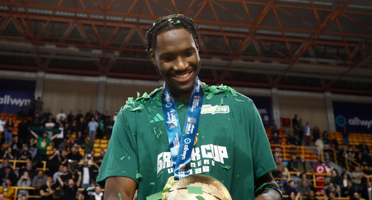 Ο Νάιτζελ Χέιζ-Ντέιβις με το βραβείο του MVP του Allwyn Final Eight στα χέρια και την πλάτη του γεμάτη κομφετί / Πηγή: ΙΝΤΙΜΕ