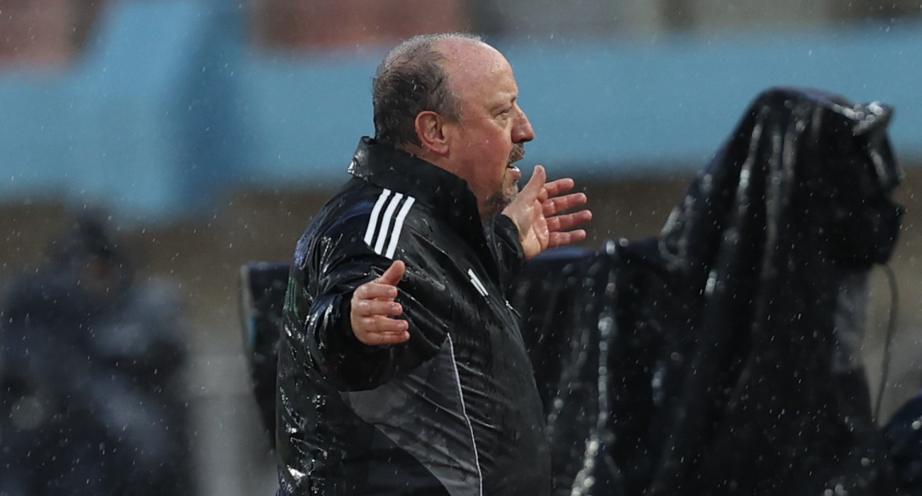 Ο Ράφα Μπενίτεθ υπό δυνατή βροχόπτωση στο Παγκρήτιο / Πηγή: InTime