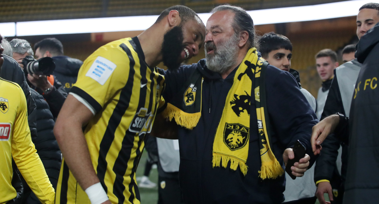 Ο Μάριος Ηλιόπουλος αγκαλιά με τον Μουκουντί μετά τη νίκη της ΑΕΚ επί του Λεβαδειακού / Πηγή: Intime