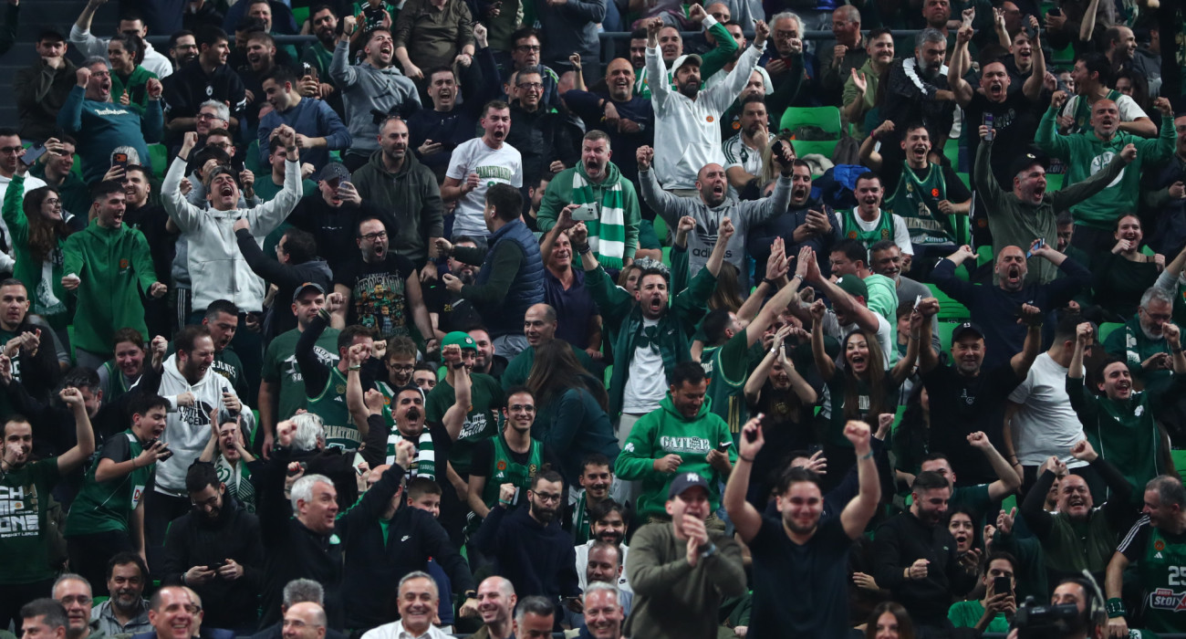 Οι φίλοι του Παναθηναϊκού πανηγύρισαν στο T - Center την πρόκριση επί της Πλζεν/Πηγή: Intime