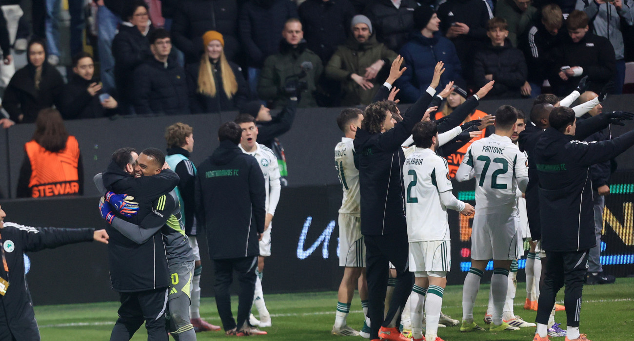 Οι παίκτες του Παναθηναϊκού πανηγύρισαν με τον κόσμο την πρόκριση επί της Πλζεν/Πηγή: Intime