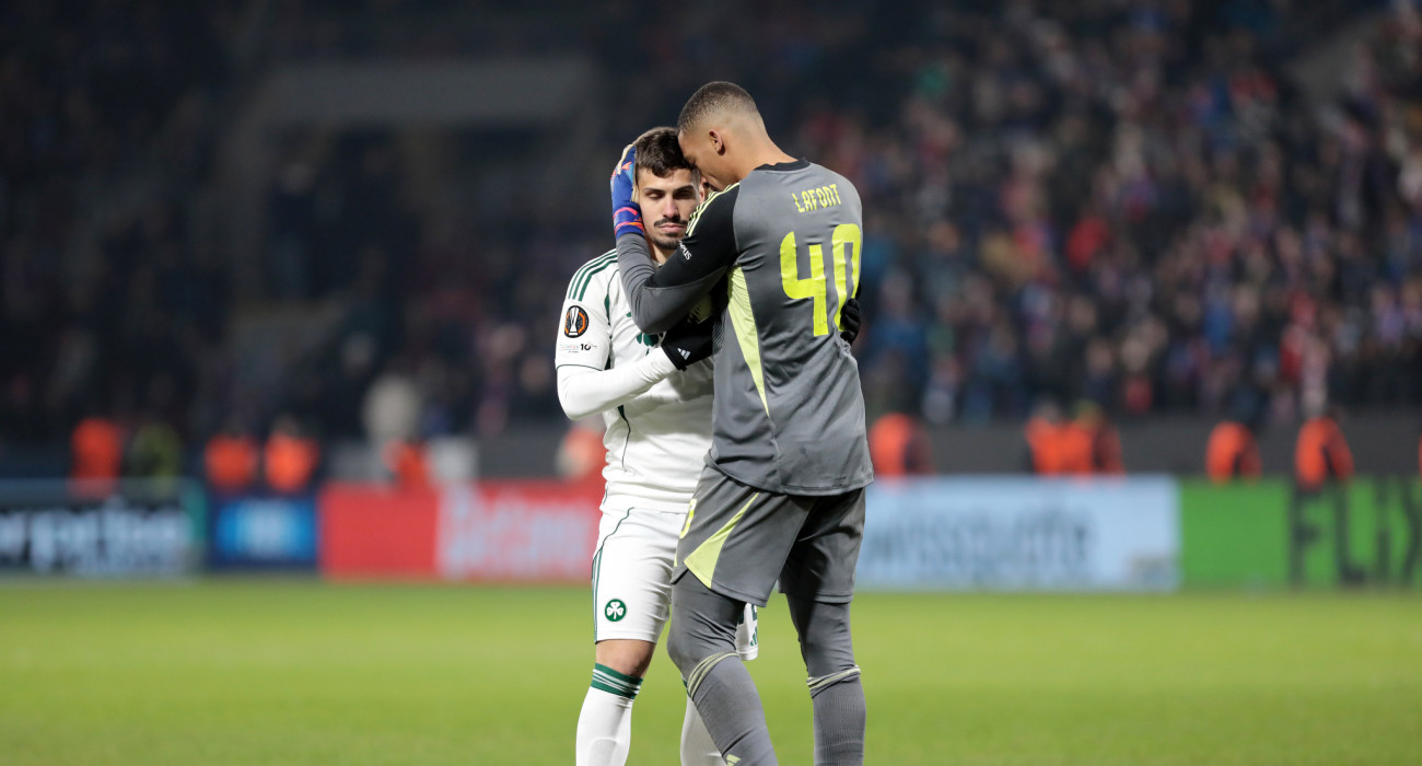 Ο Λαφόν αγκάλιασε τον Πάντοβιτς πριν τον τελευταίο πέναλτι/Πηγή: Intime