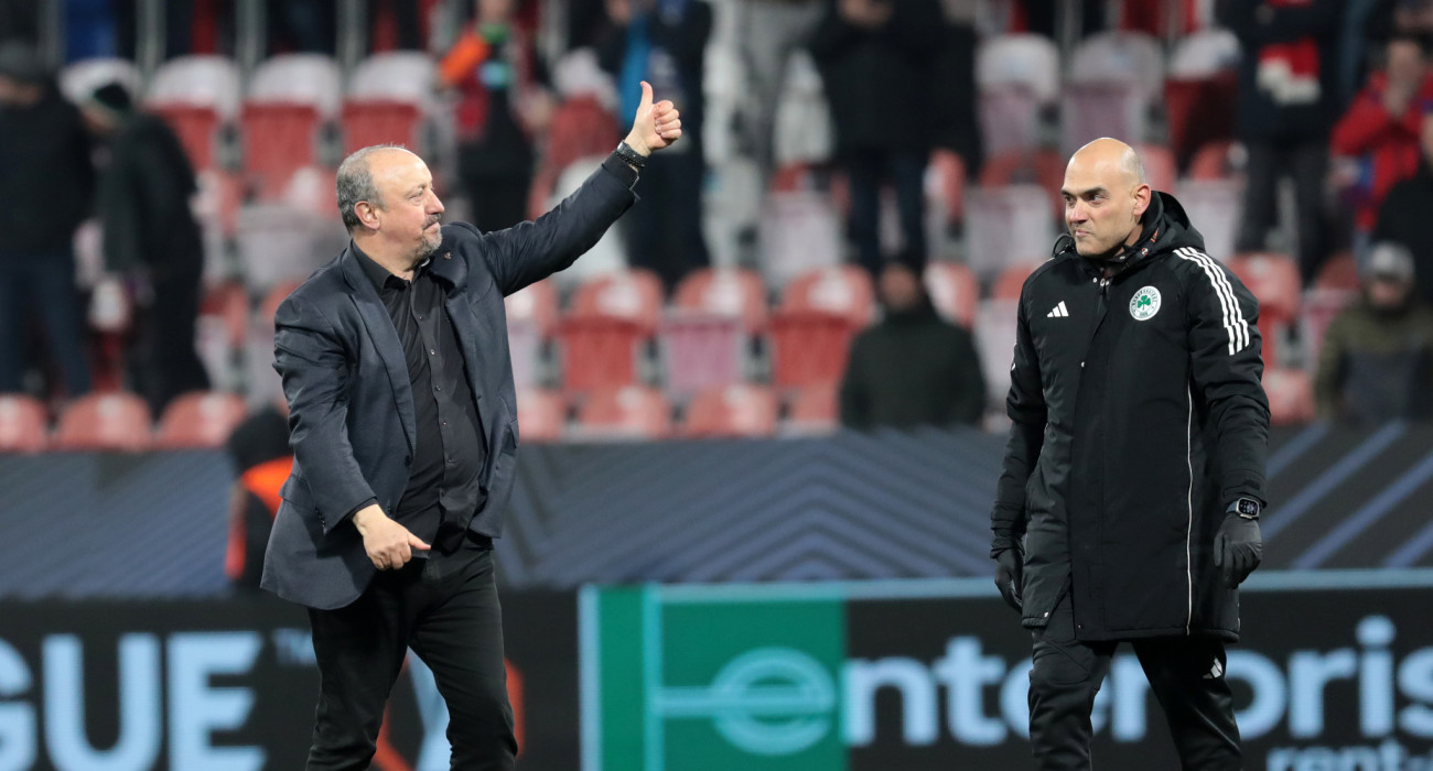 Ο Ράφα Μπενίτεθ χαιρετάει τους οπαδούς του Παναθηναϊκού στην Τσεχία / Πηγή: InTime