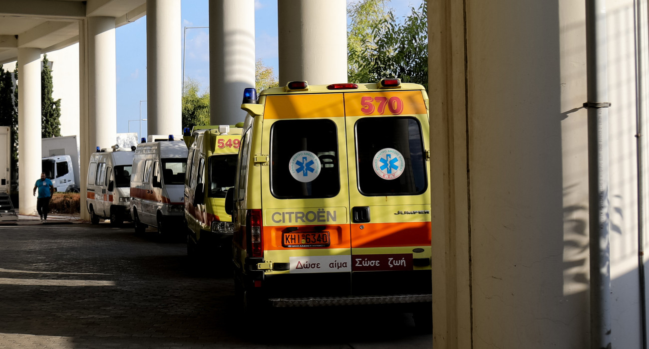 Ασθενοφόρα του ΕΚΑΒ έξω από γήπεδο ποδοσφαίρου / Πηγή: Eurokinissi