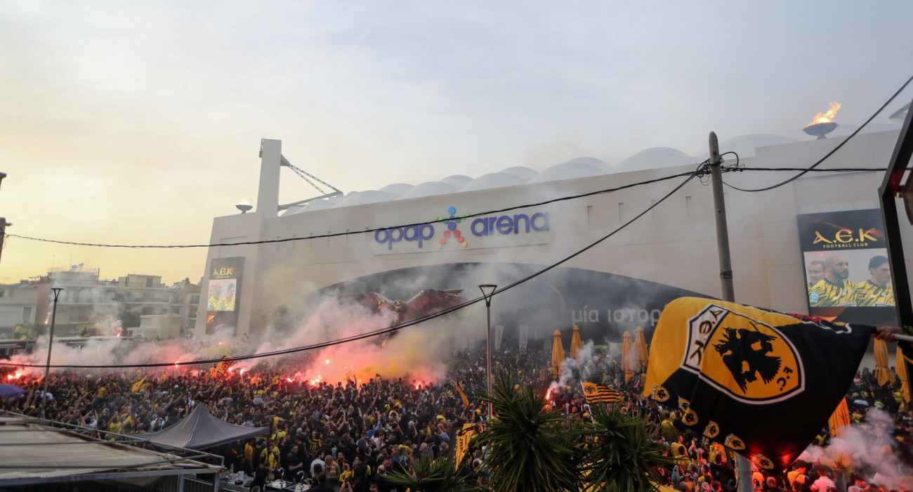 Οπαδοί της ΑΕΚ έξω από το γήπεδο της ομάδας στη Νέα Φιλαδέλφεια / Πηγή: Eurokinissi
