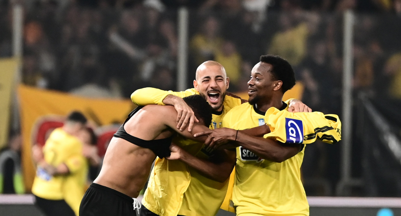 Νίκλας Ελίασον, Νορντίν Άμραμπατ και Λιβάι Γκαρσία πανηγυρίζουν γκολ της ΑΕΚ / Πηγή: Eurokinissi