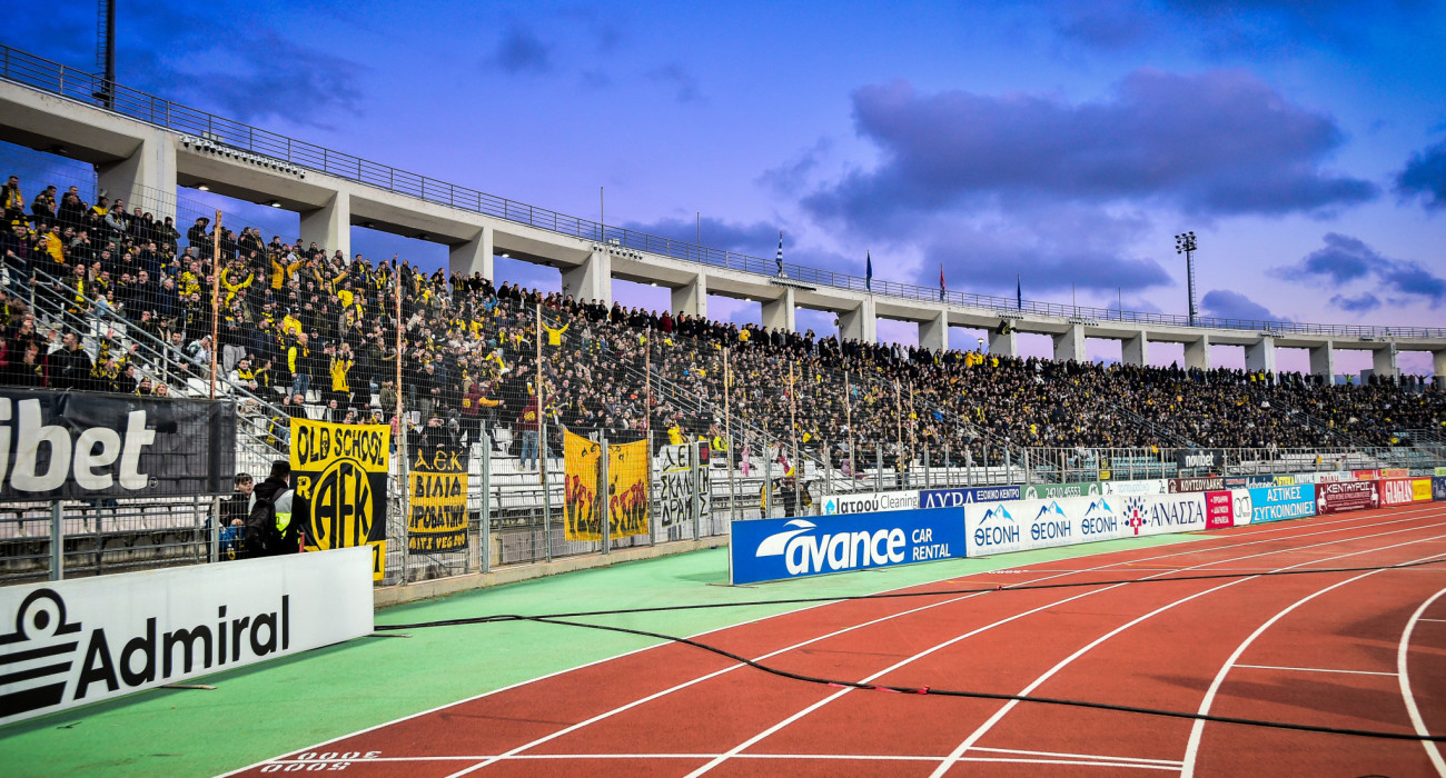 Οι φίλαθλοι της ΑΕΚ στις εξέδρες του Πανθεσσαλικού σταδίου / Πηγή: Eurokinissi