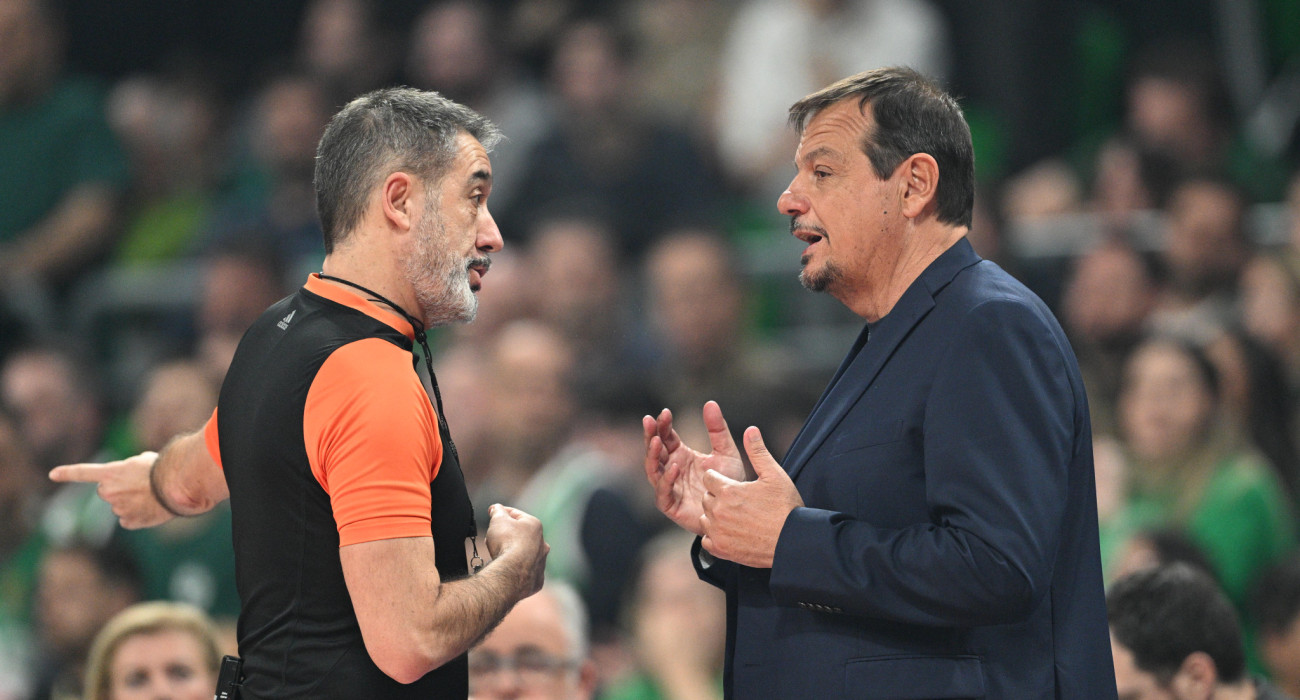 Ο Αταμάν δέχεται παρατηρήσεις από τον διαιτητή Γκαρσία / Πηγή: Eurokinissi