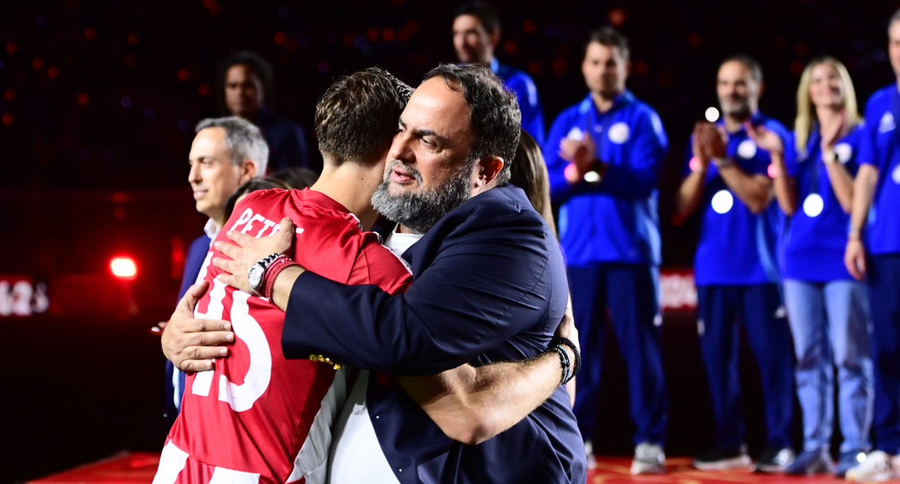 Ο Ρέτσος πήρε τον λόγο όντας αρχηγός του Ολυμπιακού / Πηγή: Eurokinissi