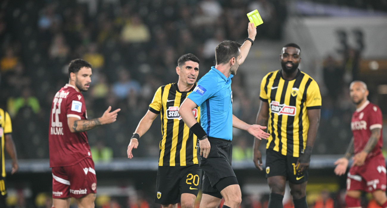 Διαιτητής δίνει κίτρινη κάρτα /Πηγή: Intime