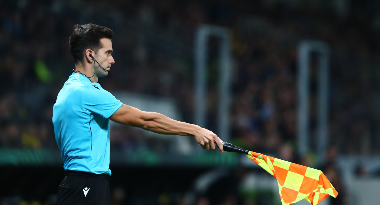 Υπόδηξη για οφσάιντ από διαιτητή / Πηγή: Eurokinissi