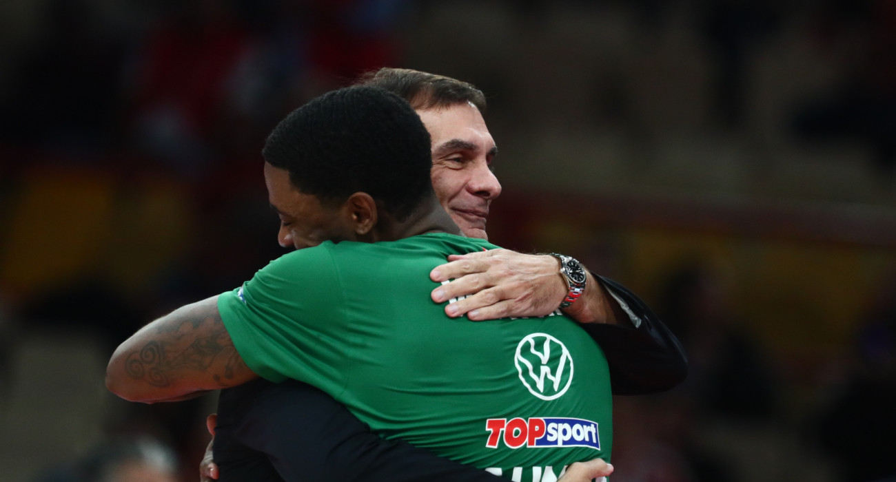 Ο Μόουζες Ράιτ αγκαλιά με τον Γιώργο Μπαρτζώκα στον αγώνα του πρώτου γύρου ανάμεσα σε Ολυμπιακό και Ζάλγκιρις / Πηγή: Eurokinissi