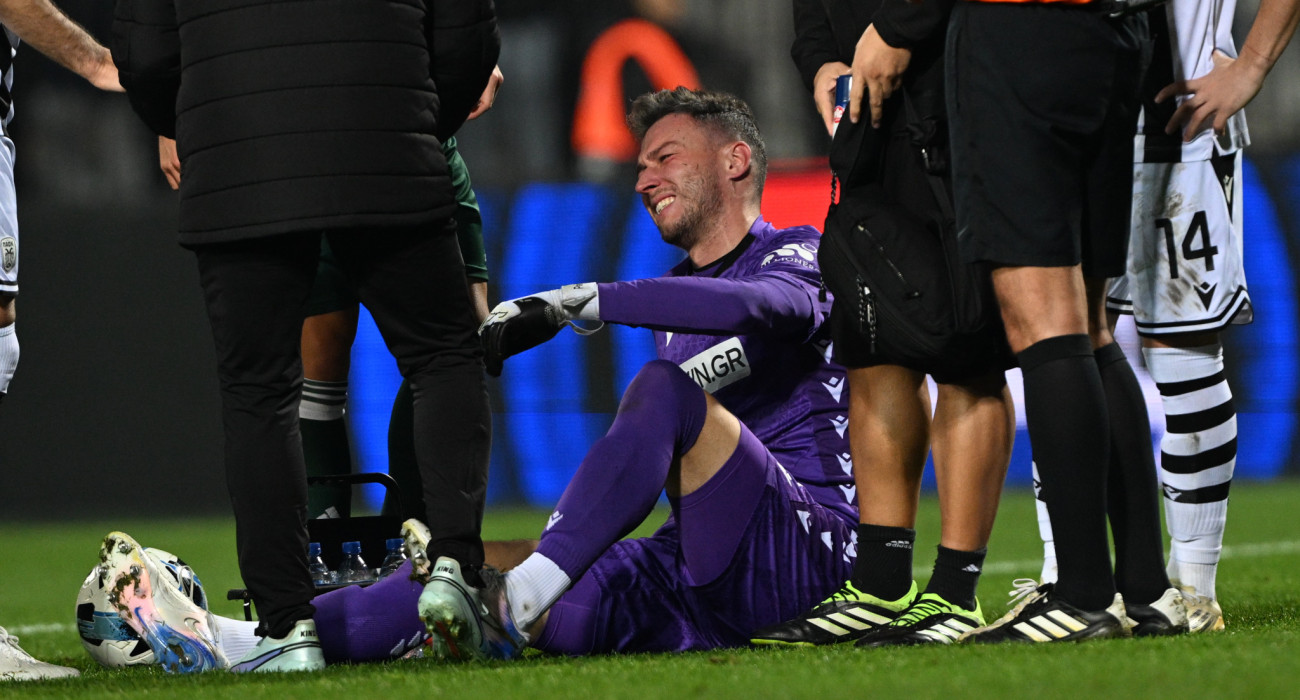 Ο Γιρί Παβλένκα στα «πιτς» μετά τον τραυματισμό του / Πηγή: Eurokinissi