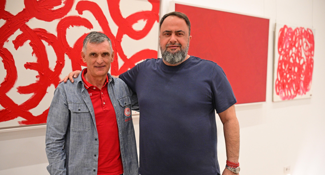 Χοσέ Λουίς Μεντιλίμπαρ και Βαγγέλης Μαρινάκης στην ανανέωση συμβολαίου του Βάσκου τεχνικού / Πηγή: Eurokinissi