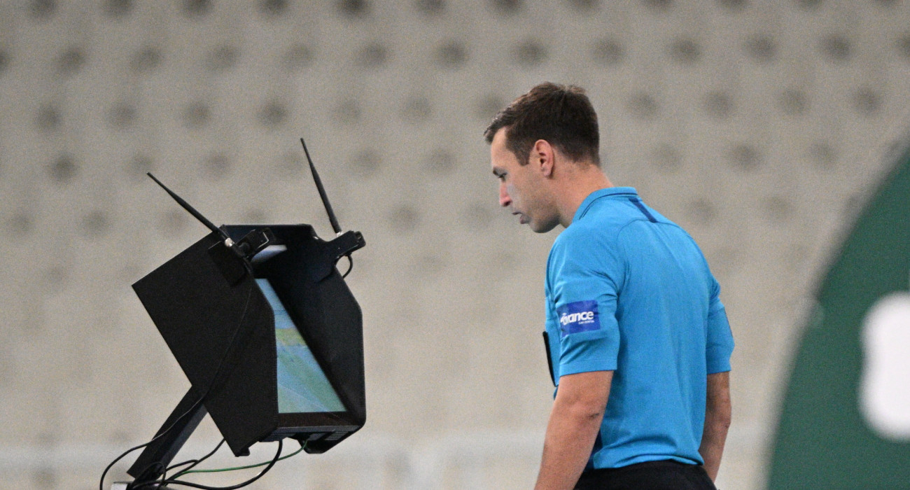 Εξέταση του VAR στο Παναθηναϊκός-Πανσερραϊκός για τη Super League / Πηγή: Eurokinissi